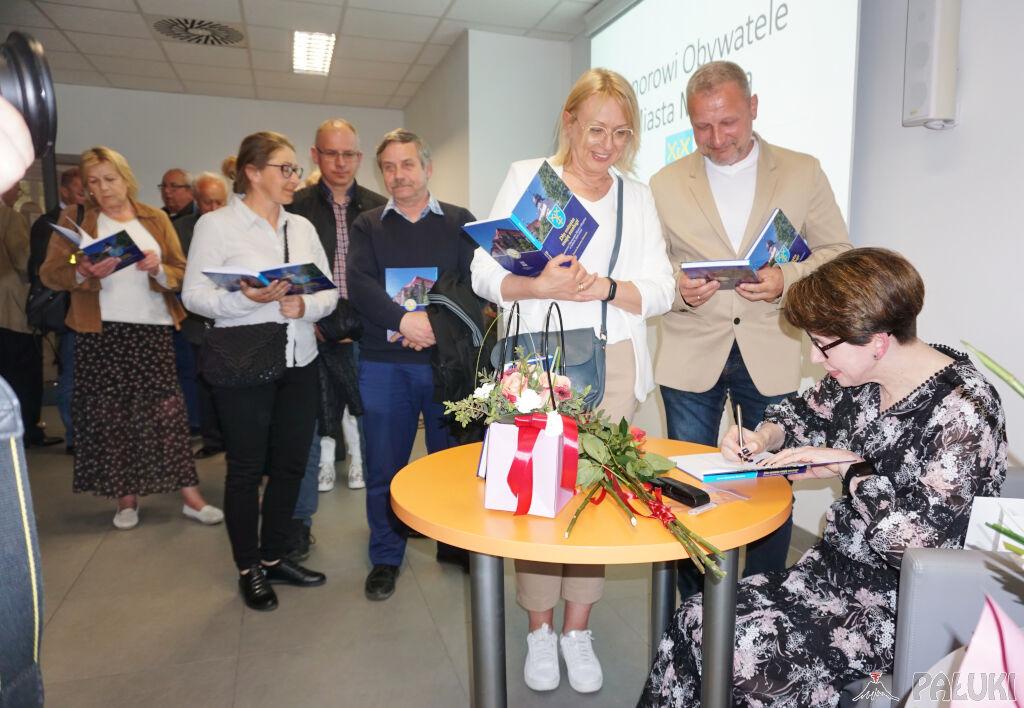 Mogilnianka prof. Danuta Konieczka-Śliwińska podpisuje książkę swego autorstwa o Honorowych Obywatelach Miasta Mogilna fot. Marek Holak