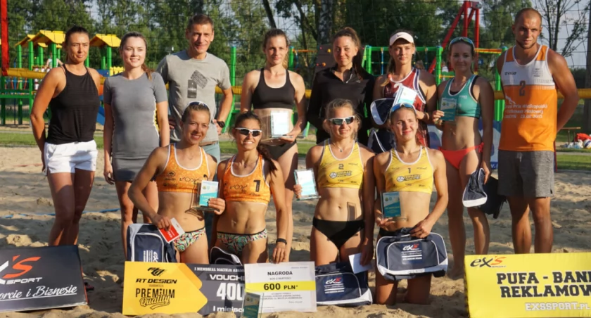 Cztery najlepsze pary turnieju piłki plażowej w Wiecanowie z organizatorami fot. Marek Holak