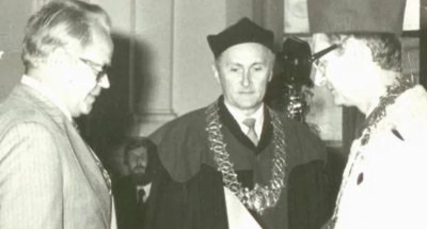 Kazimierz Kuźba (z lewej) otrzymuje tytuł doktora nauk technicznych na Politechnice Warszawskiej w 1982 r. fot. arch. domowe Zygmunta Kuźby