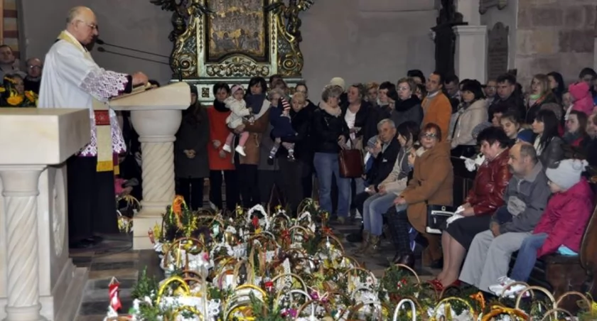 Poświęcenia wielkanocnych pokarmów dokonał ks. kanonik Otton Szymków fot. Paweł Lachowicz