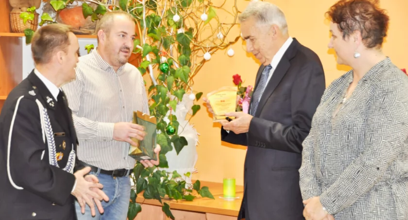Jubilat z rąk sołtyski Kołodziejewa Edyty Sikorskiej, prezesa miejscowego OSP Mirosława Kaźmierskiego i Roberta Padoła trenera Piasta Kołodziejewo otrzymał pamiątkową statuetkę fot. Paweł Lachowicz