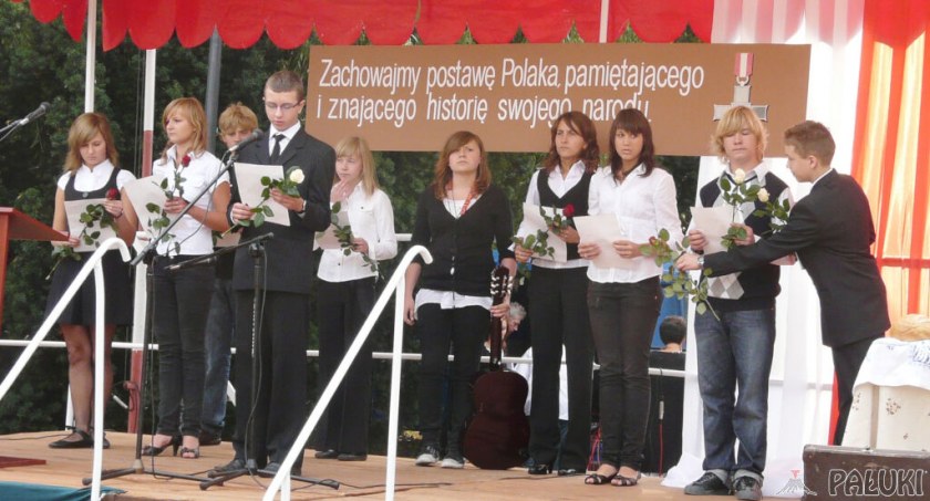 70 lat od tragicznych wydarzeń, 11 września 2009 roku na mogileńskim rynku uroczyście obchodzono pamięć o bohaterskich obrońcach Mogilna   fot. arch. Pałuk