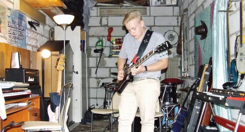 Krystian Wołek ma 15 lat. Chodzi do III klasy mogileńskiego Gimnazjum. Garaż rodziców zamienił na muzyczne studio nagrań. W tej chwili próby mają tam członkowie czterech muzycznych projektów   fot. Marek Holak