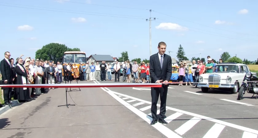 Burmistrz Leszek Duszyński przecina wstęgę w Wiecanowie, tam gdzie obwodnica wschodnia Mogilna bierze swój początek fot. Marek Holak