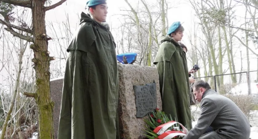 Uczestnicy uroczystości złożyli wiązanki kwiatów pod obeliskiem na terenie szkoły, który upamiętnia wymarsz gimnazjalistów do Powstania Styczniowego fot. Roman Wolek