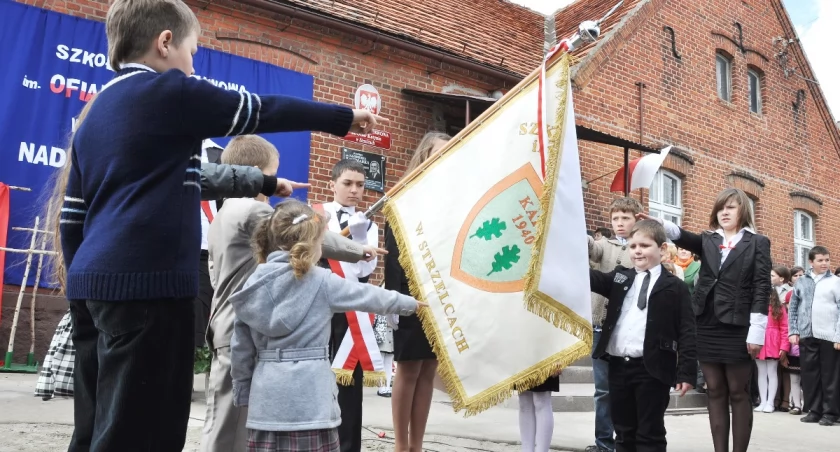 Moment przekazania sztandaru uczniom szkoły fot. Paweł Lachowicz