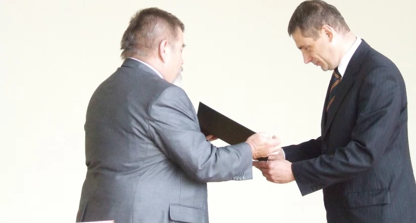 Burmistrz Leszek Duszyński odbiera z rąk powiatowego inspektora nadzoru budowlanego Macieja Matuszkiewicza zgodę na użytkowanie amfiteatru fot. Marek Holak
