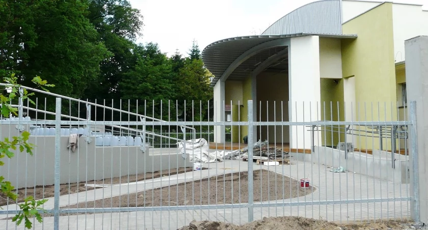 Wczoraj na terenie nowego amfiteatru wykonywano jeszcze ostatnie prace porządkowe i kosmetyczne   fot. Marek Holak