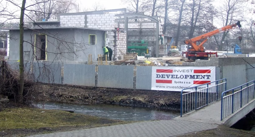 Zaprojektowany obiekt amfiteatru letniego nawiązuje pod względem architektonicznym do istniejącej poprzednio w tym samym miejscu, tuż przy rzece Pannie, muszli koncertowej. Planuje się stworzenie 300 miejsc siedzących. Cały obiekt będzie ogrodzony   fot. Marek Holak