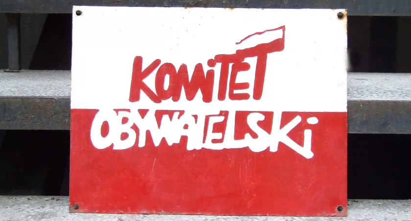 Ten szyld Komitetu Obywatelskiego w Mogilnie, napisany charakterystyczną solidarycą autorstwa Radosława Trepińskiego wisiał na przełomie 1989 i 1990 r. na lokalu KO przy ul. Jagiełły 9 w Mogilnie. W tej chwili znajduje się w prywatnych zbiorach Marka Holaka