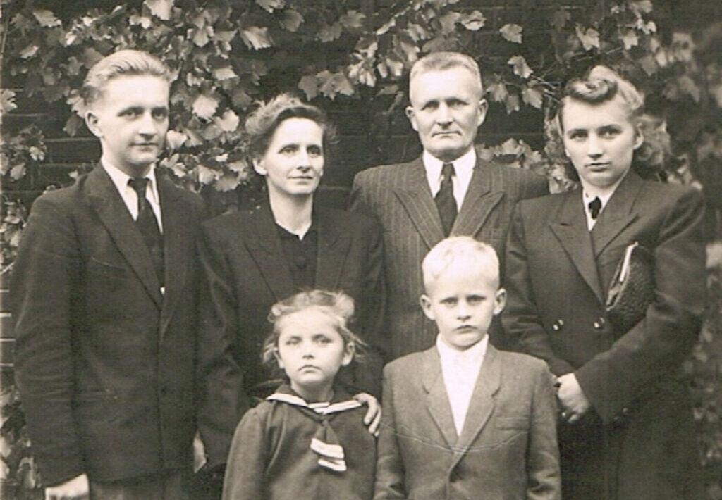 W środku zdjęcia Stanisław Grządziela z żoną Władysławą z domu Stręk. Z lewej syn Mieczysław Grządziela, z prawej córka Henryka Napieralska. Przed rodzicami stoją: córka Mirosława Żukowska i drugi syn Grzegorz Grządziela fot. arch. rodziny Grządzielów