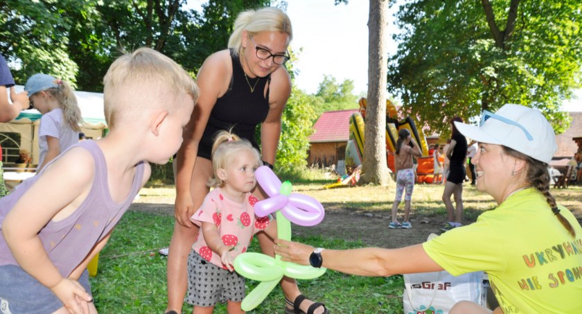 Podczas festynu dzieci zabawiały animatorki fot. Paweł Lachowicz