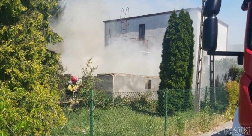 Strażacy pracowali w sprzęcie ochrony układu oddechowego   fot. Marek Holak