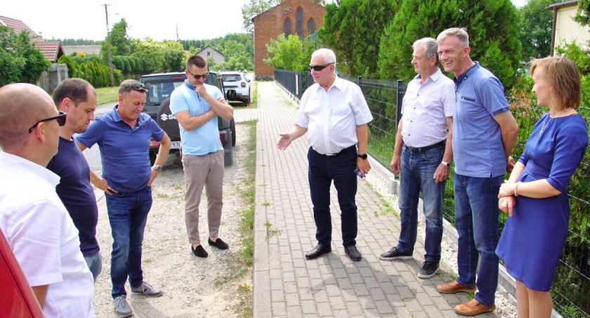 Odbiór inwestycji dokonany został w obecności wykonawcy oraz przedstawicieli powiatu słupeckiego i gminy Orchowo fot. Grzegorz Matkowski