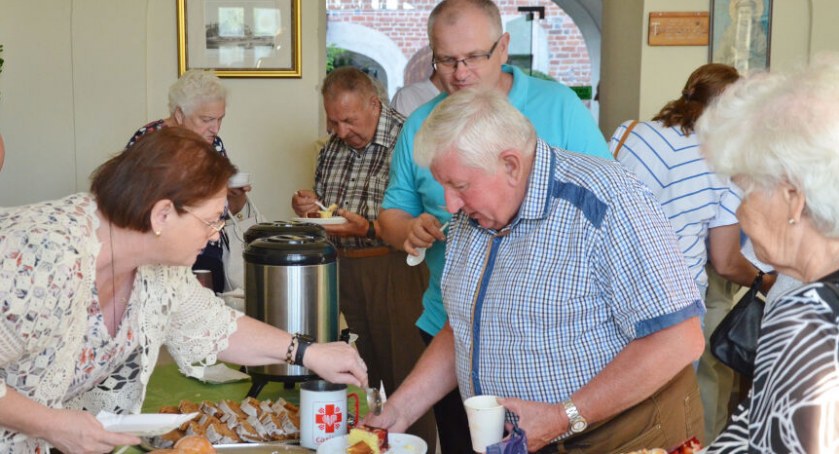 Poczęstunek w klasztornych krużgankach przygotowany został przez panie z Caritasu fot. Inez Padowska