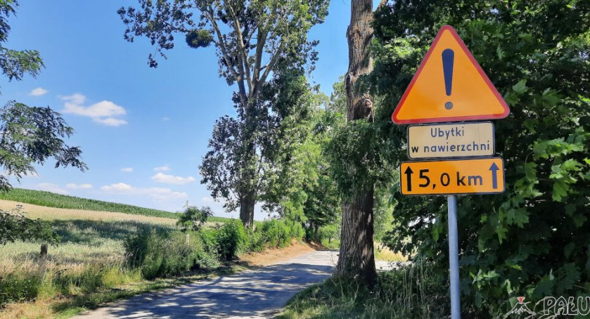 Przy wjeździe od strony Wieńca, zarządca powiatowej drogi postawił znak ostrzegający użytkowników przed dziurami na całej długości 5 km   fot. Marek Holak