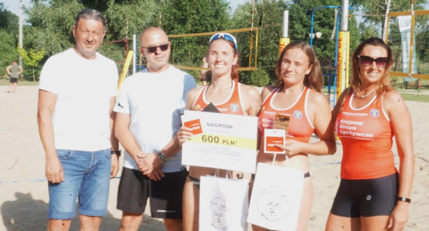 Aga Laskowska, Robert Michalski i Kuba Adamski wręczyli nagrody najlepszej parze turnieju Jagodzie Radzewicz i Klaudii Parczyńskiej   fot. Marek Holak
