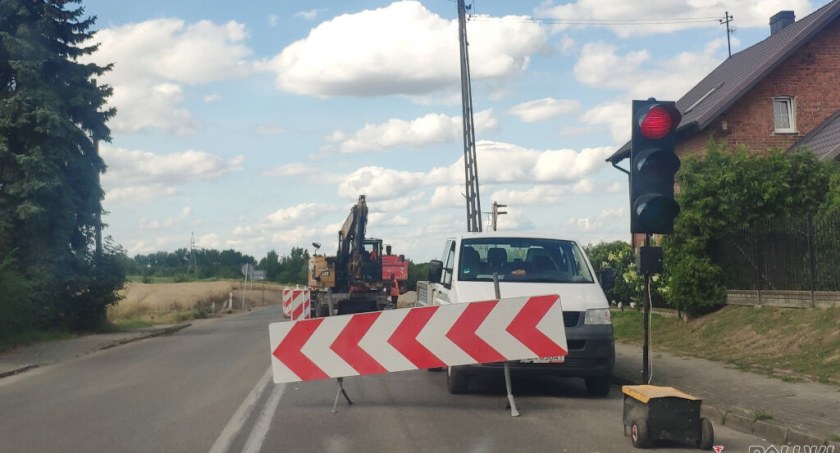 W związku z remontem nieczynnego przejazdu kolejowego na rogatkach miasta są utrudnienia w ruchu   fot. Inez Padowska