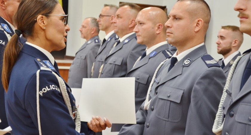 Awanse wręcza zastępca komendanta wojewódzka policji w Bydgoszczy insp. Małgorzata Jorka   fot. Inez Padowska