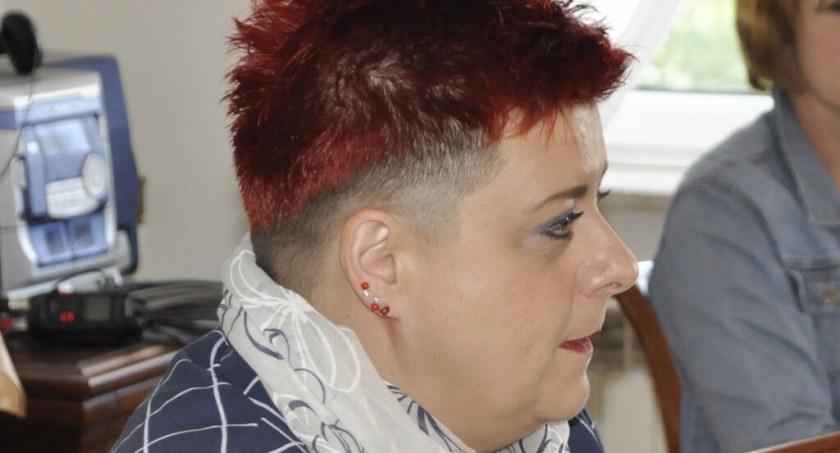 Radna powiatowa Agnieszka Ziółkowska przypomniała staroście, że obiecywał dofinansowanie dla strażaków z OSP w Dąbrowie   fot. Paweł Lachowicz
