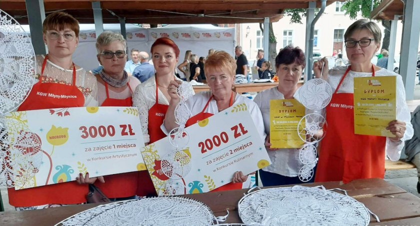 Panie z KGW Młyny/Młynice prezentują dyplomy i nagrody finansowe   fot. Marek Holak