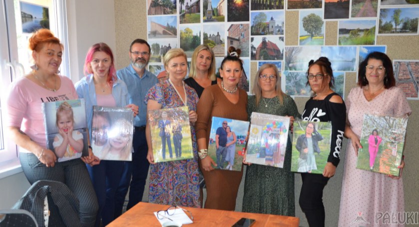 Uczestniczki projektu z prowadzącym Krzysztofem Walczakiem   fot. Inez Padowska