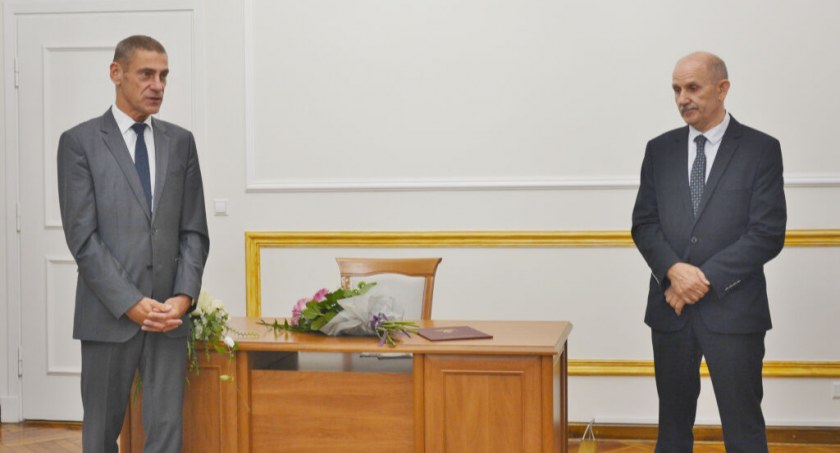 Burmistrz Leszek Duszyński żegna w sali USC ratusza w Mogilnie sekretarza gminy Teodora Prykę, który przeszedł na emeryturę   fot. Dominika Witczak