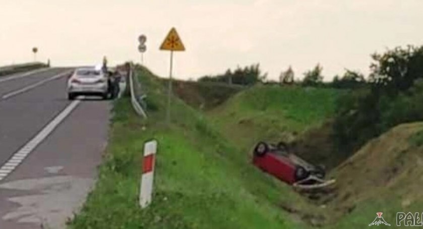 Samochód leży w rowie przy obwodnicy wschodniej Mogilna   fot. Inez Padowska