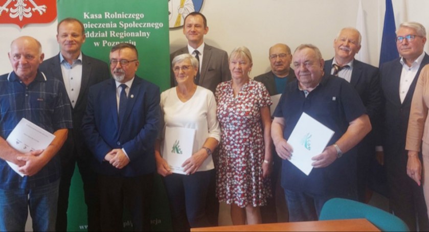 Sołtysi, którzy otrzymali dodatek z tytułu pełnienia funkcji sołtysa przez co najmniej dwie kadencje z władzami gminy i zaproszonymi gośćmi fot. UM Trzemeszno 