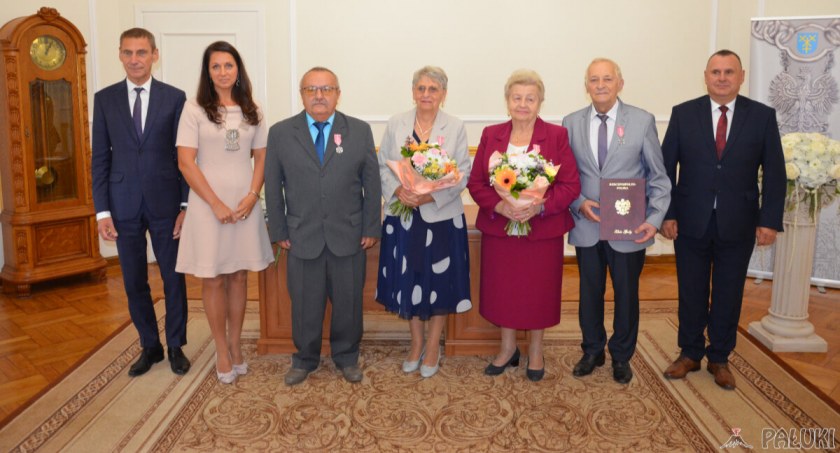 Wyróżnione pary wraz z burmistrzem Mogilna Leszkiem Duszyńskim, przewodniczącym Rady Miejskiej w Mogilnie Pawłem Molendą oraz kierowniczką USC Justyną Jarlaczyk fot. Inez Padowska