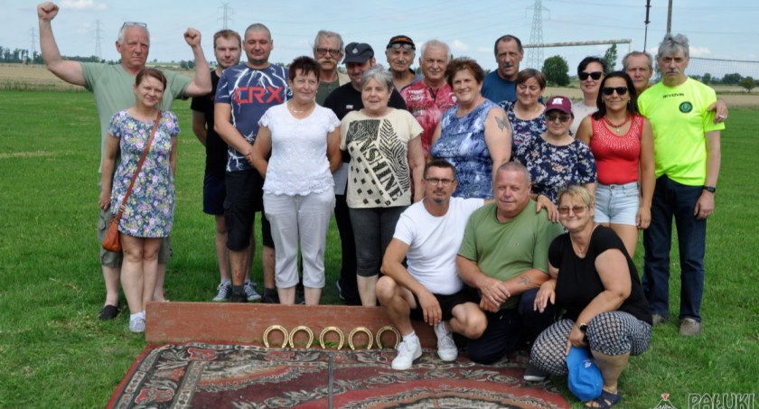 Uczestnicy mistrzostw rzutów podkową fot. Paweł Lachowicz