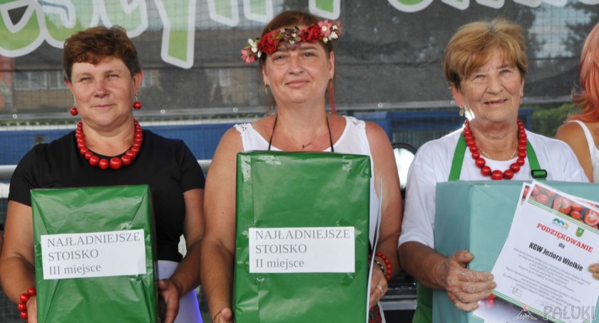 Nagrody za zdobycie trzech pierwszych miejsc odebrały przedstawicielki KGW z Jezior Wielkich (Katarzyna Kasztarynda), Nowej Wsi (Emilia Wojtasik) i Bronisławia (Katarzyna Świątek) fot. Magdalena Lachowicz