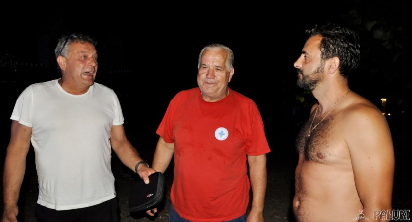 Mł. bryg. Patryk Kaczmarek (z prawej) po udanie przeprowadzonej akcji ratunkowej rozmawia z członkami WOPR z Przyjezierza Józefem Michalakiem i Andrzejem Jaroszewskim, którzy dojechali do Ostrowa, gdy uratowany mężczyzna znajdował się już na brzegu jeziora fot. Paweł Lachowicz