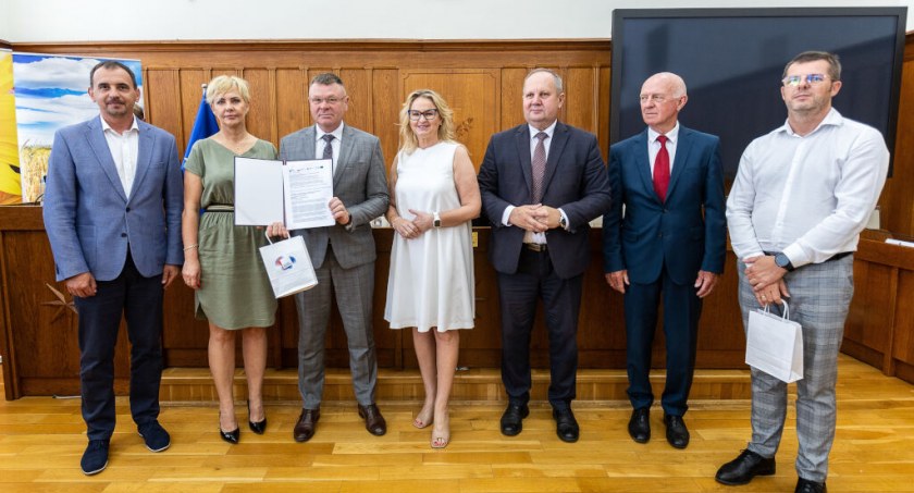 Wręczenie umowy na termomodernizację budynków gminnych na ręce burmistrza Dariusza Chudzińskiego i skarbnika gminy Mariusza Balcerzaka odbyło się w Urzędzie Marszałkowskim w Toruniu fot. Szymon Zdziebło dla UMWKP