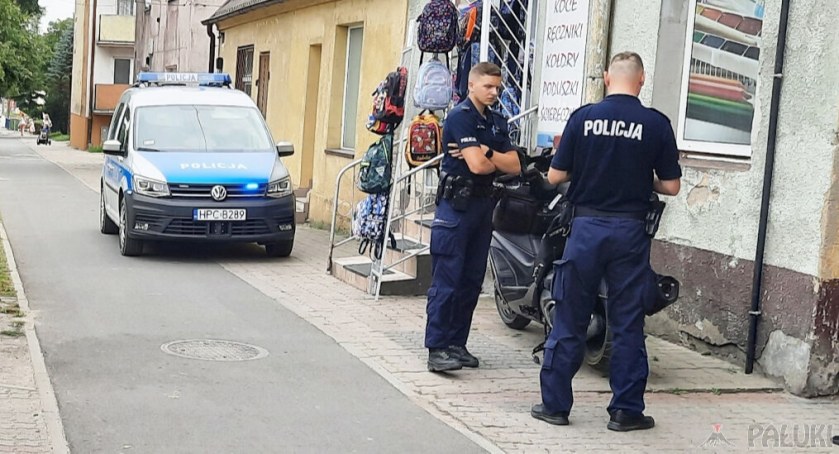 Policjanci oglądają motocykl, odstawiony po wywrotce tuż przy ścieżce rowerowej na ul. Hallera w Mogilnie   fot. Marek Holak