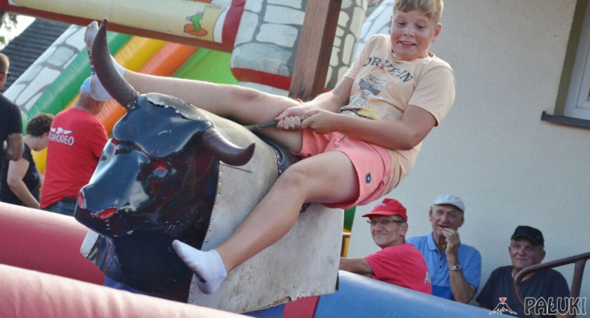 Dużą frajdą dla dzieci okazał się byk rodeo   fot. Inez Padowska