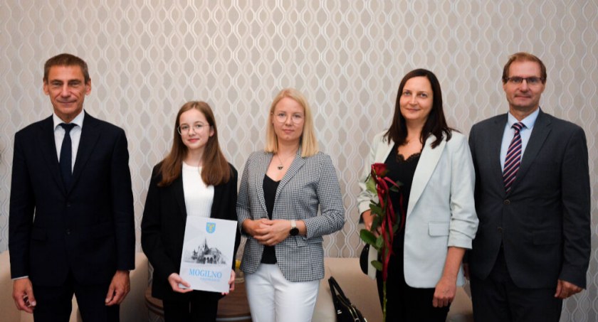 Od lewej: burmistrz Leszek Duszyński, Anna Michałowska, dyrektorka SP 3 Kamila Skowrońska, Małgorzata Michałowska i dyrektor ZOSiP Jarosław Lorek   fot. Marcin Zieliński