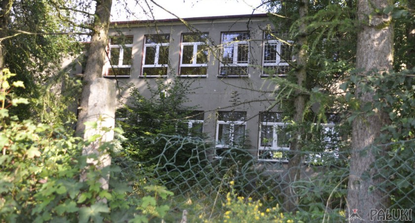 Budynek po byłym gimnazjum we Włostowie od wielu lat stoi pusty. Cały czas trwają rozmowy związane z jego zaadaptowaniem fot. Paweł Lachowicz