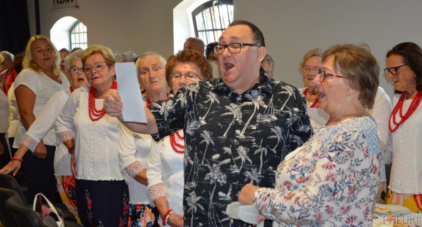 Przed rozpoczęciem występów wszyscy odśpiewali hymn seniorów fot. Inez Padowska