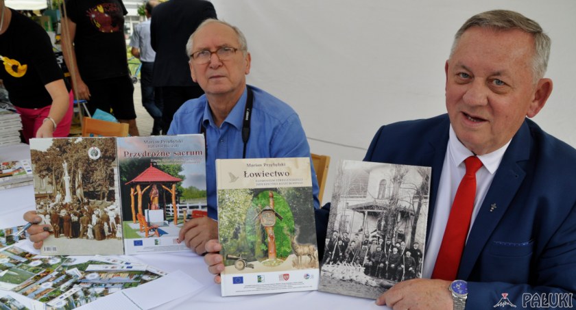 Marian Przybylski i Heliodor Ruciński podczas promocji książek na strzeleńskim rynku fot. Magdalena Lachowicz