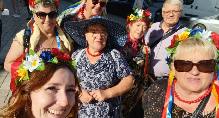 Mogileńscy seniorzy z opiekunką Grażyną Rosłaniec podczas pobytu w Krakowie fot. selfie Grażyna Rosłaniec