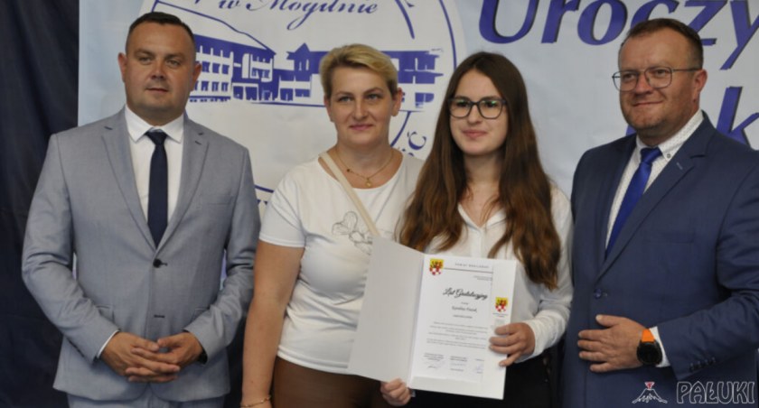 Nagrodzona uczennica Karolina Fiutak z mamą oraz starostą Tomaszem Krzesińskim, prezesem Fundacji Aleksandrem Burzyńskim fot. Paweł Lachowicz