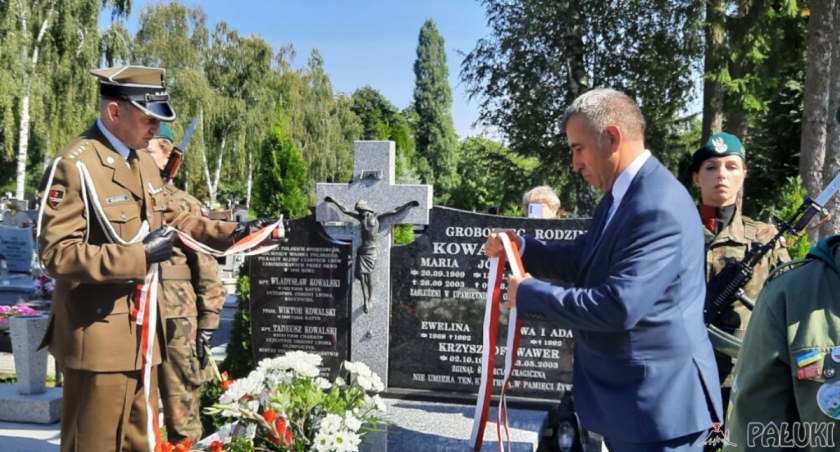 Uroczystego odsłonięcia tablicy dokonali kpt. Maciej Gajewicz i prezes Rodziny Katyńskiej Ziemi Mogileńskiej Adam Kowalski   fot. Marek Holak