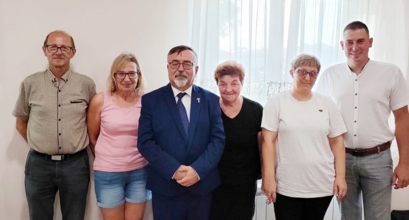 Sołtyska Teresa Pilarska (trzecia z prawej) i rada sołecka Płaczkowa z burmistrzem Krzysztofem Derezińskim i radnym Piotrem Kołodziejczakiem fot. Agnieszka Kozłowska (UM Trzemeszno)