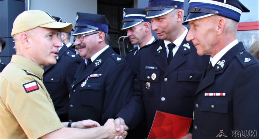 Komendant Główny Państwowej Straży Pożarnej gen. brygadier Andrzej Bartkowiak wręczył promesy przedstawicielom dwudziestu jednostek OSP z terenu województwa kujawsko-pomorskiego fot. Remigiusz Konieczka