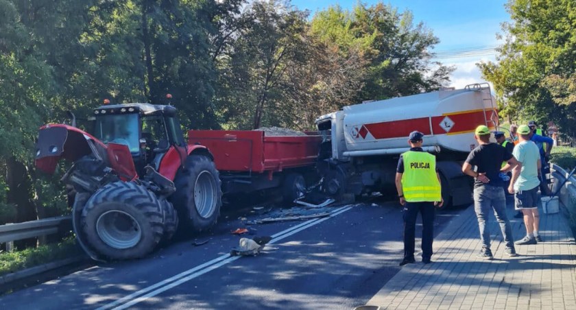 Ciągnik rolniczy zatrzymał się na barierach energochłonnych, przód ciągnika został całkowicie zniszczony fot. OSP Gębice