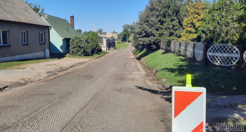 Żabno to ciasna zabudowa. Brak chodników przy drodze wojewódzkiej i konieczność dla pieszych chodzenia poboczami jest bardzo niebezpieczna   fot. Marek Holak