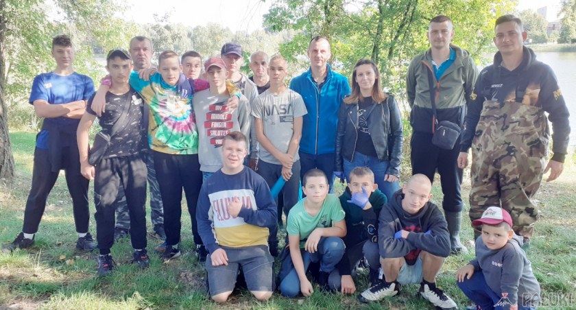 Grupa, która sprzątała okolice brzegu jeziora od strony byłej strzelnicy, m.in. wychowankowie Zespołu Placówek Specjalnych w Szerzawach   fot. Przemysław Stranz