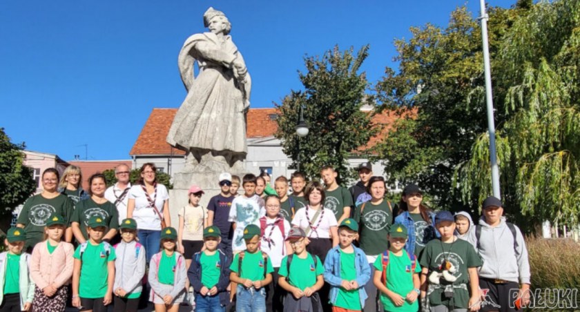 Uczestnicy gry miejskiej pod Pomnikiem Jana Kilińskiego w Trzemesznie   fot. Agnieszka Godurkiewicz