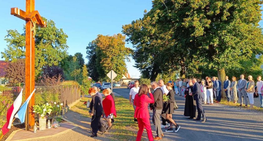 Podczas uroczystości chętni złożyli pod krzyżem wiązanki kwiatów i znicze fot. Justyna Świecińska